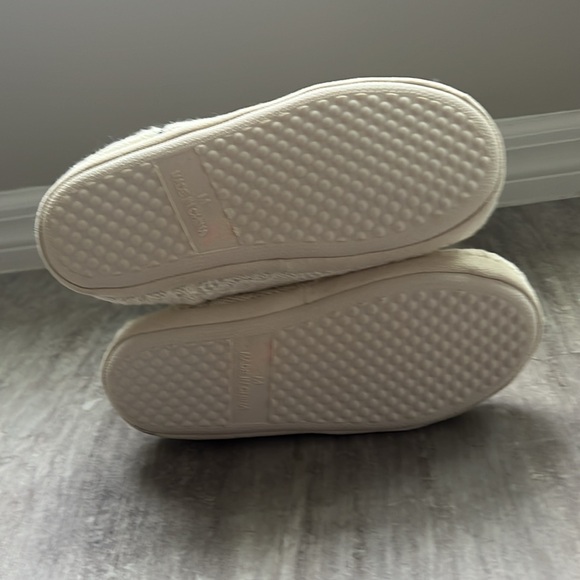 NWOT women’s cream colored crochet bootie slippers - Picture 7 of 8